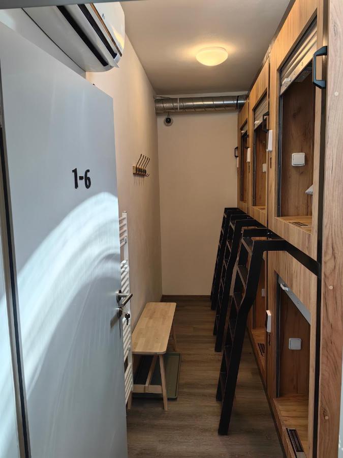 Capsule Hostel Erbenova Prag Dış mekan fotoğraf