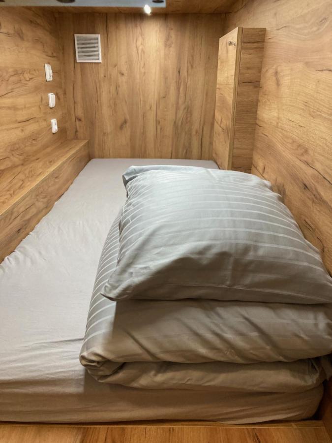 Capsule Hostel Erbenova Prag Dış mekan fotoğraf