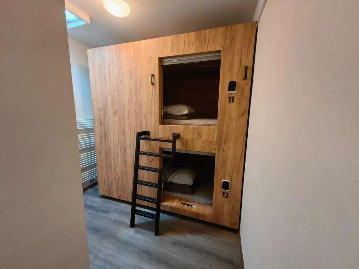 Capsule Hostel Erbenova Prag Dış mekan fotoğraf