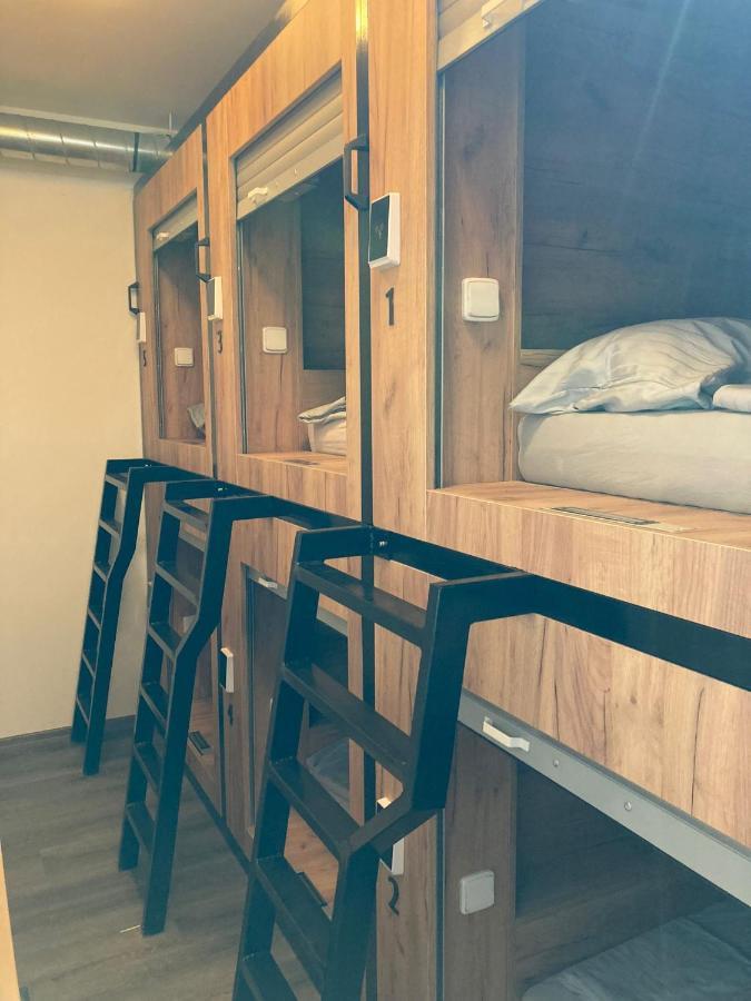 Capsule Hostel Erbenova Prag Dış mekan fotoğraf