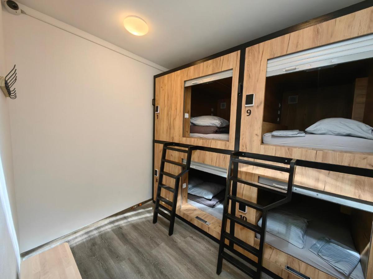 Capsule Hostel Erbenova Prag Dış mekan fotoğraf